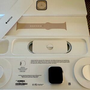 Apple series 8 watch, 41 mm. Original box, charging cable and wrist band!
